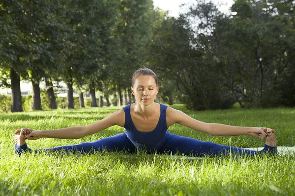 Young Beautiful Girl Practices Yoga Grass Side Stretch Posture Yoga — Stock Photo, Image
