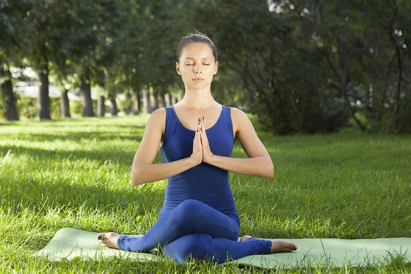 Joven Hermosa Chica Practica Yoga Hierba Meditación Relajación Imagen De Stock