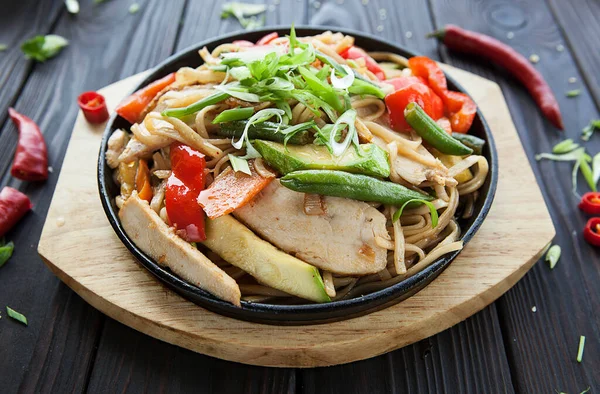 Asian Noodles White Meat Vegetables Bright Asian Dish Pan Traditional — Stock Photo, Image