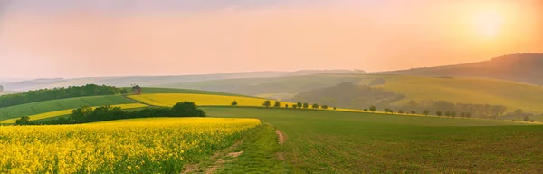 Vecchio mulino a vento al tramonto. Paesaggio primaverile. Moravia campi panoram — Foto Stock
