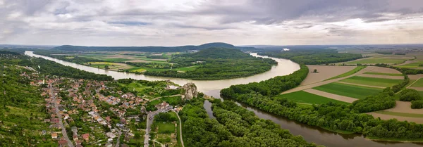 Hava panoramik Tuna Nehri üzerinde eski kale. Devin 