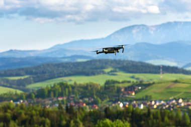 Dağ alanları üzerinde uçan kamera ile robot. Hava fotoğrafçılığı ve videografisi. Drone dört helikopter havada yüksek çözünürlüklü dijital kamera ile