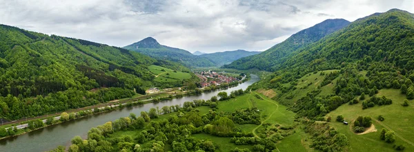 Dağ Vadisi vahşi nehirde. River Bar yakınındaki yeşil dağ tepeleri. Slovakya Tatras yüksek dağlar.