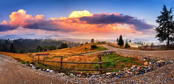 Beau Paysage Estival Montagne Majestueux Coucher Soleil Rouge Vallée Montagne — Photo