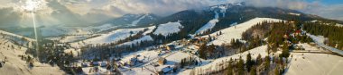 Kış manzarası. Karpat Dağları'nda kayak merkezi Panoraması. Havadan panoramik görünümü. Podobovets ve Pilypets köyleri