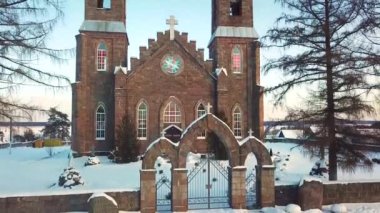 Havadan görünümü eski Hıristiyan Kilisesi. Kırsal kış sahne. Minsk, Beyaz Rusya yakınındaki köy Rubezhevichi