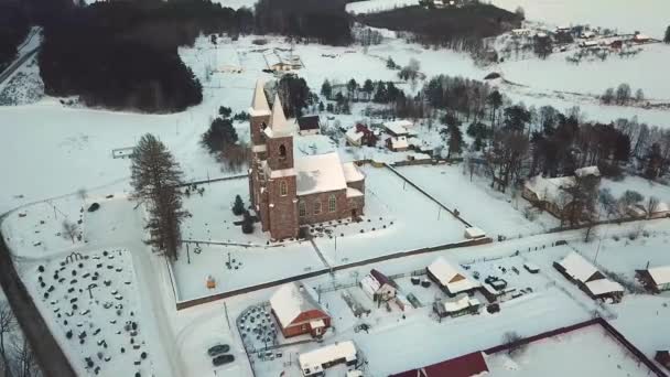 Widok Lotu Ptaka Starego Kościoła Chrześcijańskiego Obszarów Wiejskich Zimowa Scena — Wideo stockowe
