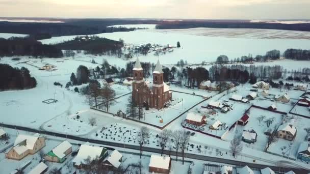 Luchtfoto Van Oude Christelijke Kerk Landelijke Winters Tafereel Dorp Rubezhevichi — Stockvideo