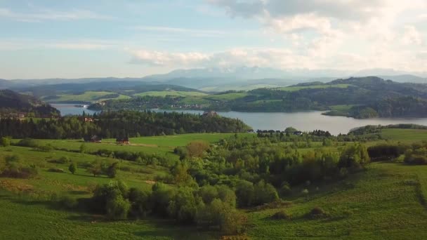 Pologne. Château médiéval près de Niedzica, lac artificiel Czorsztyn et vue lointaine sur le panorama des montagnes Tatras 