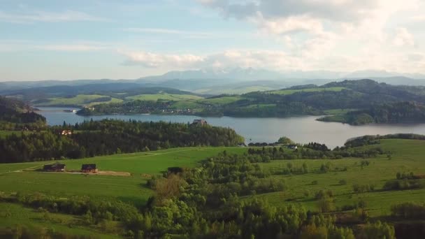 Pologne. Château médiéval près de Niedzica, lac artificiel Czorsztyn et vue lointaine sur le panorama des montagnes Tatras 