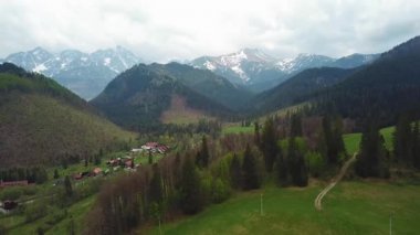 Tatras dağlar orman yolu havadan görünümü. Yolunu Polonya Slovakya