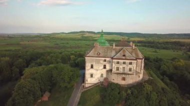 Havadan Olesko Sarayı. Rezervasyon. Tepelerdeki yaz parkı. Ukrayna 'daki Olesky Kalesi' nin havadan görünüşü.