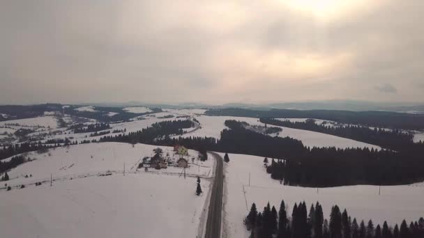 Obszarów Wiejskich Lotu Ptaka Drogi Przechodzącej Horyzontu Zimowych Podróży Snowy — Wideo stockowe