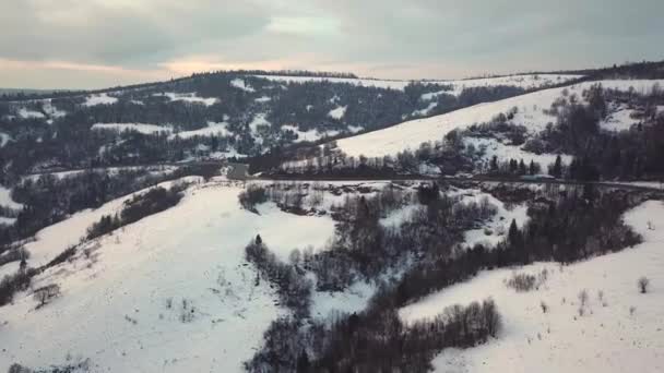 Road Serpentine Snötäckta Berg Vinterlandskap Landsbygdens Flygfoto Över Vägen Passerar — Stockvideo