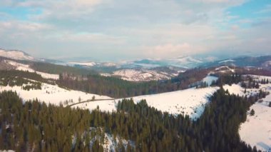 Kış dağ manzarası. Tepeler ve köyde Karpat Dağları Panoraması. Havadan panoramik görünümü. Podobovets ve Pilypets köyleri, Ukrayna