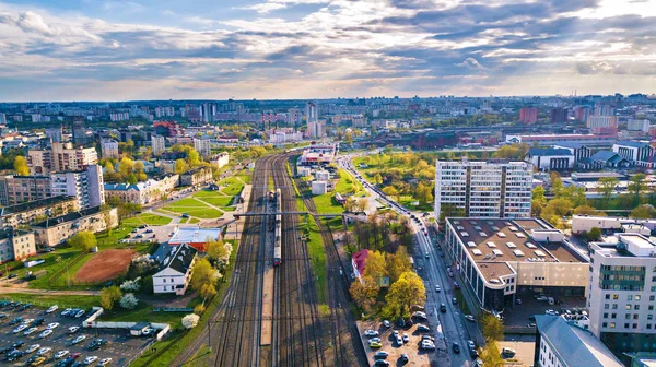 Büyük şehir bahar havadan görünümü. Tren istasyonuna. Minsk, Beyaz Rusya Cumhuriyeti başkenti Cityscape
