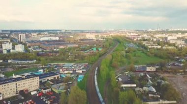 Demiryolu seyahat. Uzakta geçen tren. Büyük şehir bahar havadan görünümü. Minsk, Beyaz Rusya Cumhuriyeti başkenti Cityscape