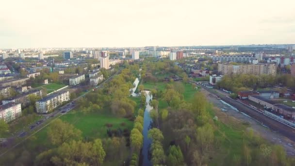 Park Zon Liten Flod Stora Staden Våren Flygfoto Stadsbilden Minsk — Stockvideo