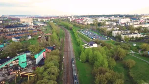 Demiryolu Seyahat Uzakta Geçen Tren Büyük Şehir Bahar Havadan Görünümü — Stok video