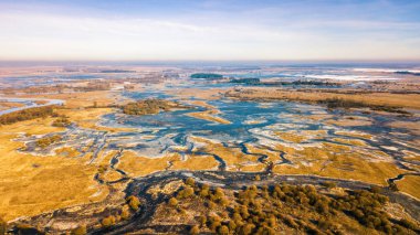 Bahar kırsal hava manzara. Donmuş kış nehir. Bahar erime nehir sel hava panorama. Bahar su taşma. Belarus