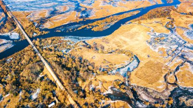 Ülke yol ve köprü taşma su yoluyla. Bahar erime nehir sel. Hava panorama. Bahar kırsal manzara. Donmuş kış nehir. Belarus