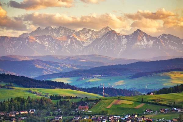 Montañas Cubiertas Nieve Campos Verdes Prados Región Malopolska Polonia Puesta — Foto de Stock