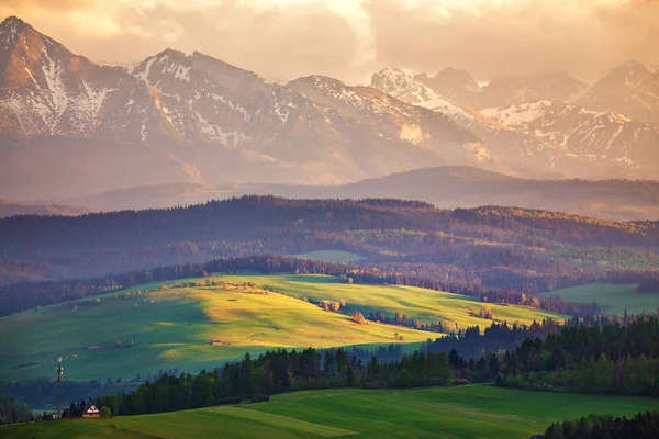 Montañas Cubiertas Nieve Campos Verdes Prados Región Malopolska Polonia Puesta — Foto de Stock