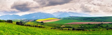 Bahar fırtınada Dağları Panoraması. Karahindiba çayır.