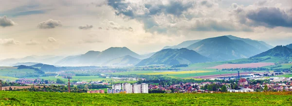 Tormenta de primavera en las montañas panorama. Ciudad de Liptov en Eslovaquia — Foto de Stock