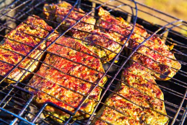 Grill üst görünümünde lezzetli biftek et ile Barbekü.