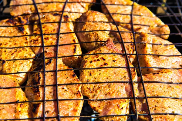 Барбекю с вкусным мясом на гриле вид сверху — стоковое фото