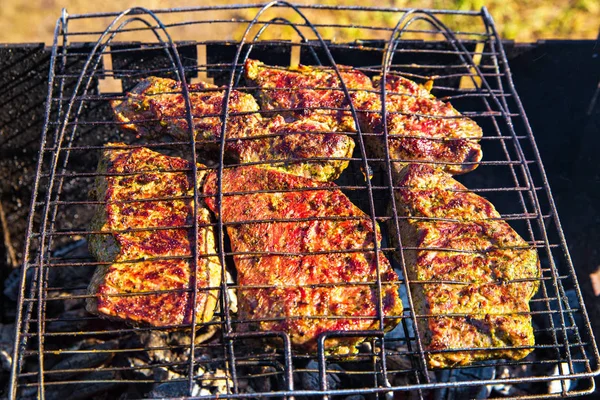 Carne de bife na grelha. Cozinha de estação ao ar livre — Fotografia de Stock