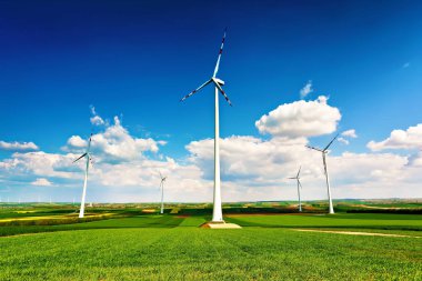 Bahar güneşli gün, yeşil alanlar. Rüzgar türbinleri  