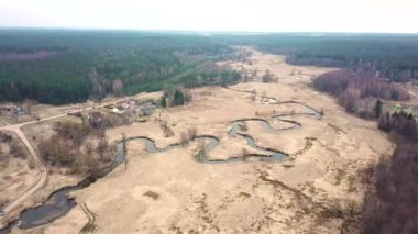 Nisan ayında kırsal peyzaj. Küçük sula Nehri erken baharında. Dere hava görünümü bir Medow içinde bükümler. Belarus