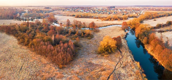 Bahar çayır üzerinde renkli gündoğumu Panorama — Stok fotoğraf