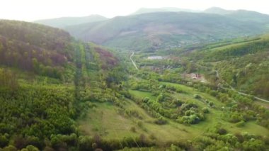 Dağlarda otoyol. Tepelerde akşam güneşi. Ukrayna 'nın Karpat Dağları Beskid Dağları
