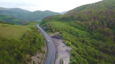 Dağlarda otoyol. Tepelerde akşam güneşi. Ukrayna 'nın Karpat Dağları Beskid Dağları