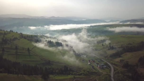 Niebla Verano Amanecer Las Montañas Niebla Primaveral Sobre Pueblos Prados — Vídeo de stock