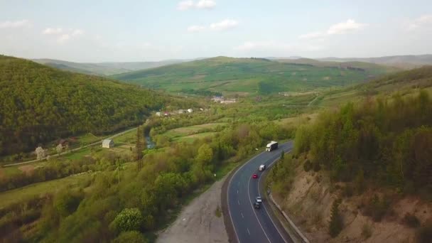 山の中の高速道路 丘の上の夜の日差し カルパチア山脈のベスキディ範囲 ウクライナ — ストック動画