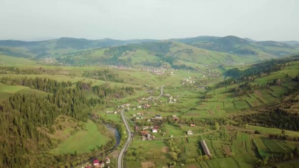 Väg Bergsby Landsbygd Våren Dimmigt Landskap Antenn Panorama Den Carpathian — Stockvideo