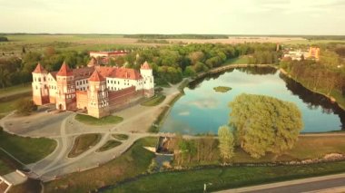 İlkbahar gün batımında Ortaçağ Mir kale kompleksinin havadan görünümü. Ünlü dönüm noktası, Unesco dünya mirası. Mirsky zamok drone panoraması, Beyaz Rusya
