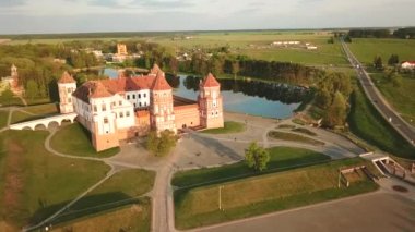 Güneşli bahar gününde Ortaçağ Mir kale kompleksinin havadan görünümü. Ünlü dönüm noktası, Unesco dünya mirası. Mirsky zamok drone panoraması, Beyaz Rusya