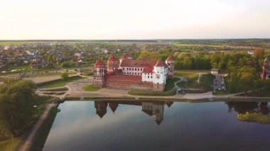Güneşli bahar gününde Ortaçağ Mir kale kompleksinin havadan görünümü. Ünlü dönüm noktası, Unesco dünya mirası. Mirsky zamok drone panoraması, Beyaz Rusya