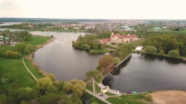 内斯维日中世纪城堡的鸟瞰图 尼亚斯维日古镇在春天 明斯克地区 白俄罗斯 联合国教科文组织世界遗产 — 图库视频影像