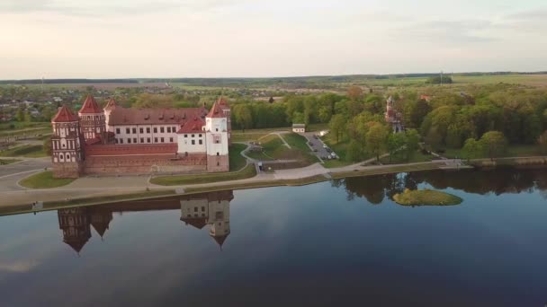 中世纪和平号城堡建筑群在春天日落的鸟瞰图 著名的地标 联合国教科文组织世界遗产 白俄罗斯米尔斯基 扎莫克的无人机全景 — 图库视频影像