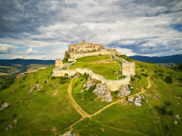 Luftaufnahme der Burg von Spis (spi � � �, spi � sk � � �) im Sommer — Stockfoto