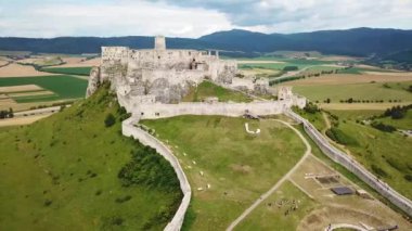 Yaz aylarında Spis (spi, Spisk) kalesinin havadan görünümü, Orta Avrupa 'daki ikinci büyük kale, UNESCO Heritage, Slovakya