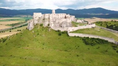 Yaz aylarında Spis (spi, Spisk) kalesinin havadan görünümü, Orta Avrupa 'daki ikinci büyük kale, UNESCO Heritage, Slovakya