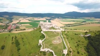 Yaz aylarında Spis (spi, Spisk) kalesinin havadan görünümü, Orta Avrupa 'daki ikinci büyük kale, UNESCO Heritage, Slovakya
