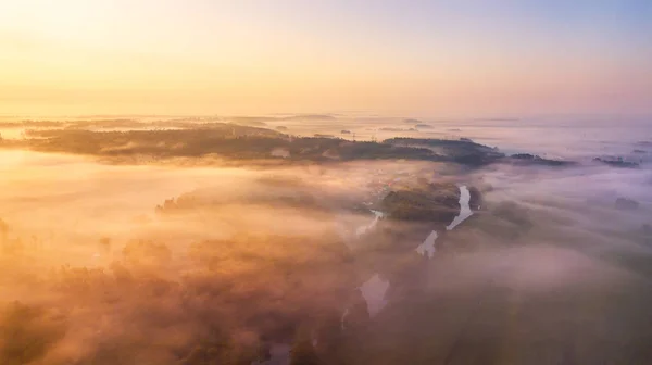 Paisaje de verano panorama aéreo. Niebla de la mañana sobre el río —  Fotos de Stock